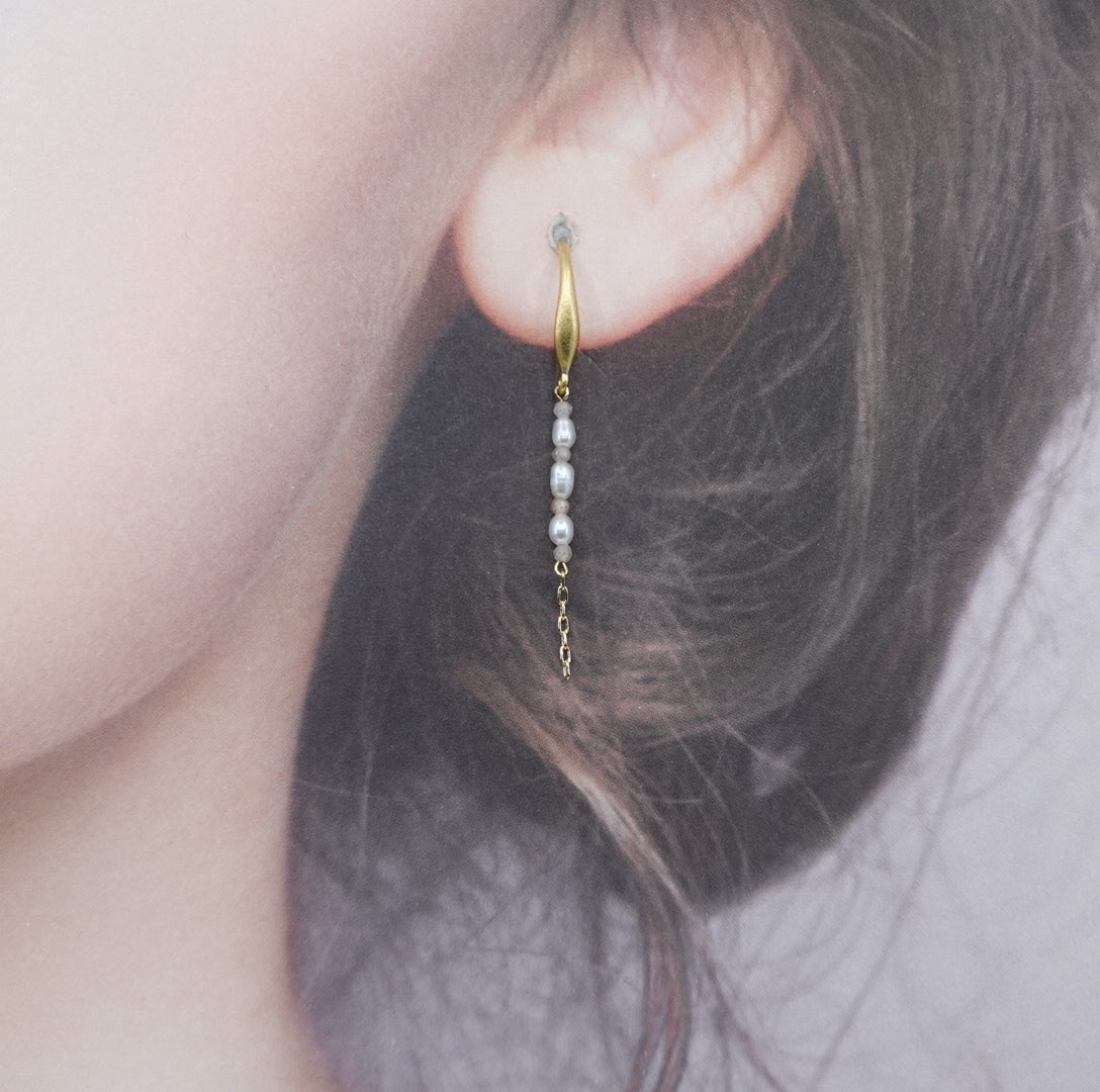 Yun Boutique Pearl Line Necklace and Earrings Set