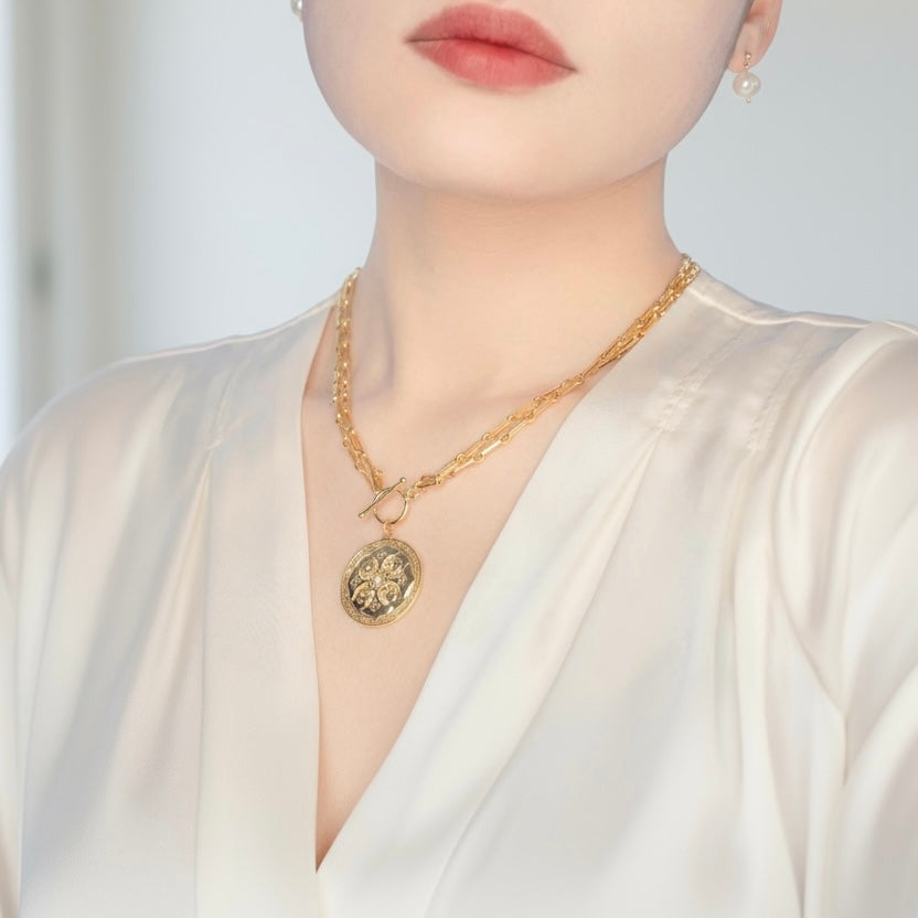 Collar con colgante de diamantes y flores auspiciosas