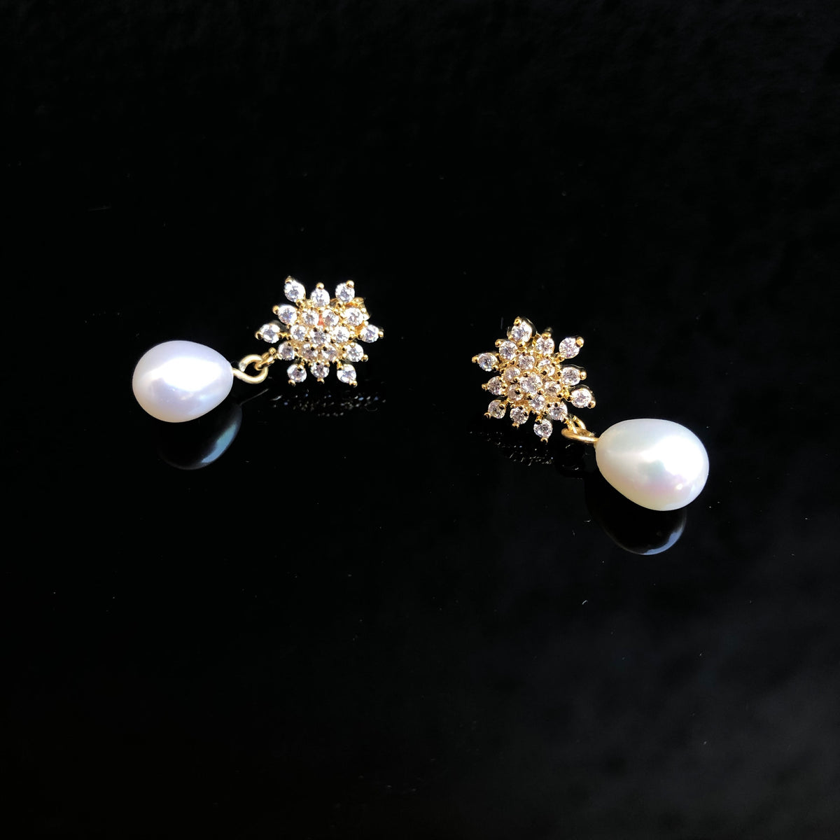 Gold Snowflake Earrings - Yun Boutique