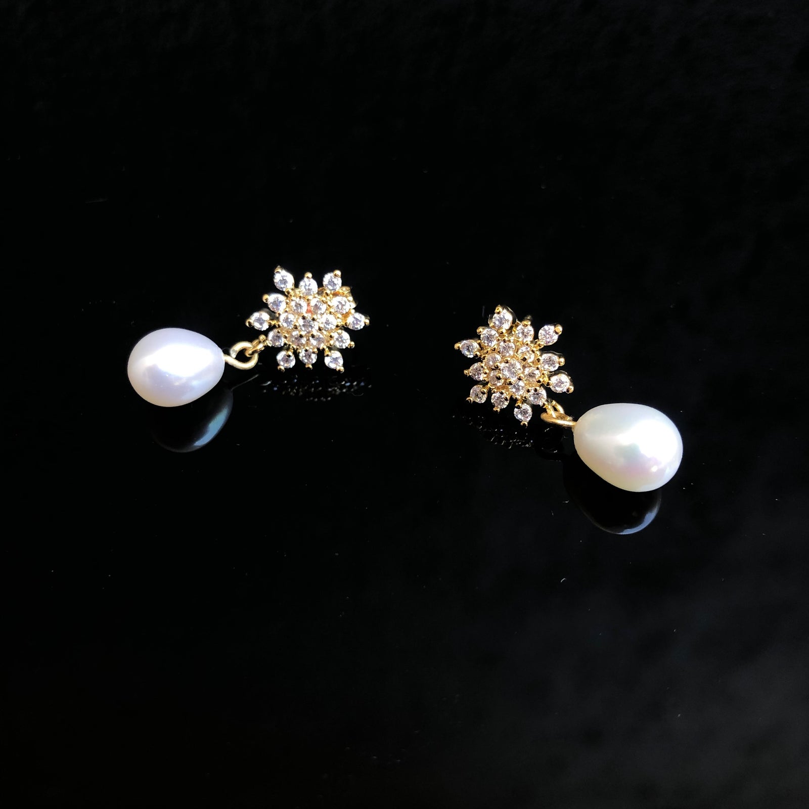 Gold Snowflake Earrings - Yun Boutique