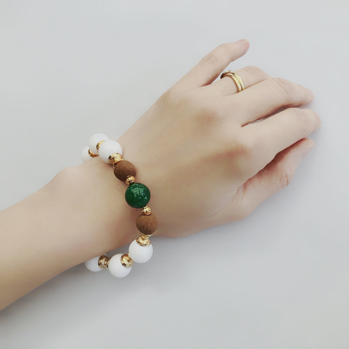 Vintage Style 12mm Tridacna Jadeite Herbal Bracelet 17cm