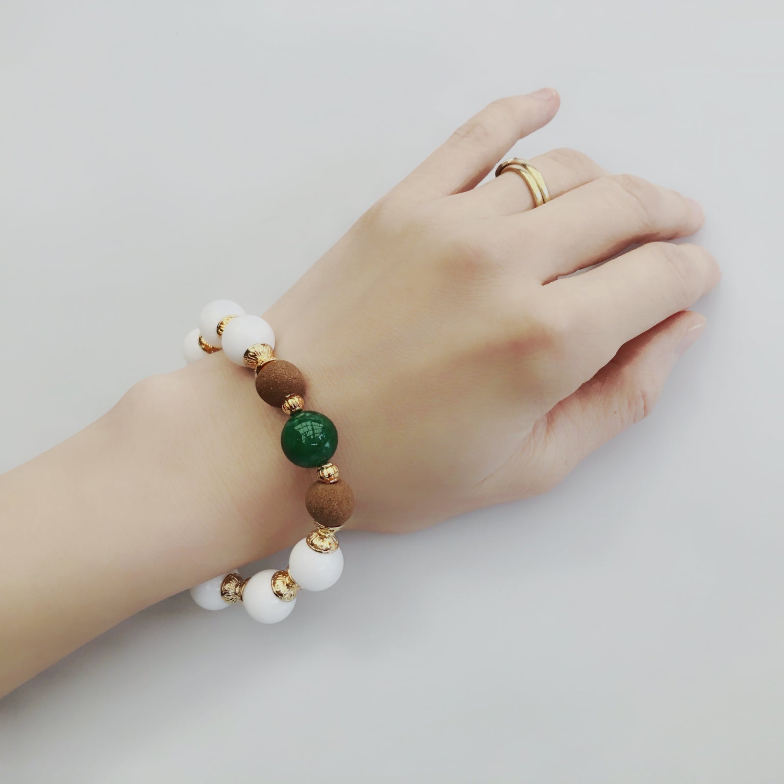 Vintage Style 12mm Tridacna Jadeite Herbal Bracelet 17cm