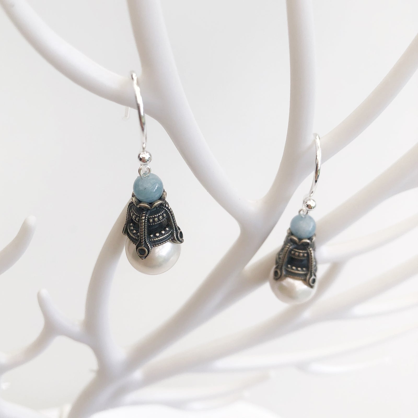 Divine Vase Pearl Earrings