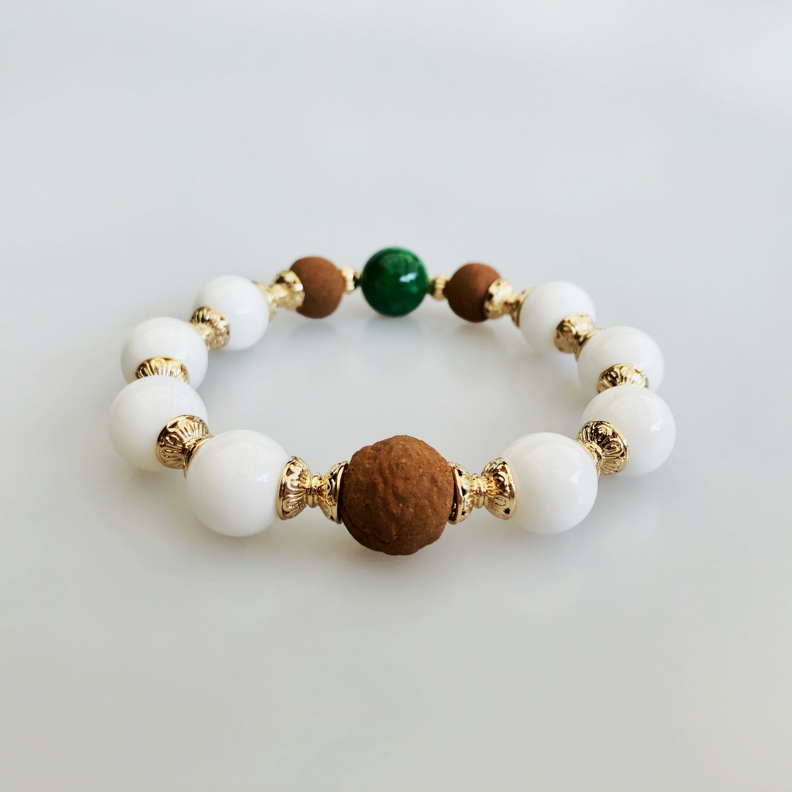 Vintage Style 12mm Tridacna Jadeite Herbal Bracelet 17cm