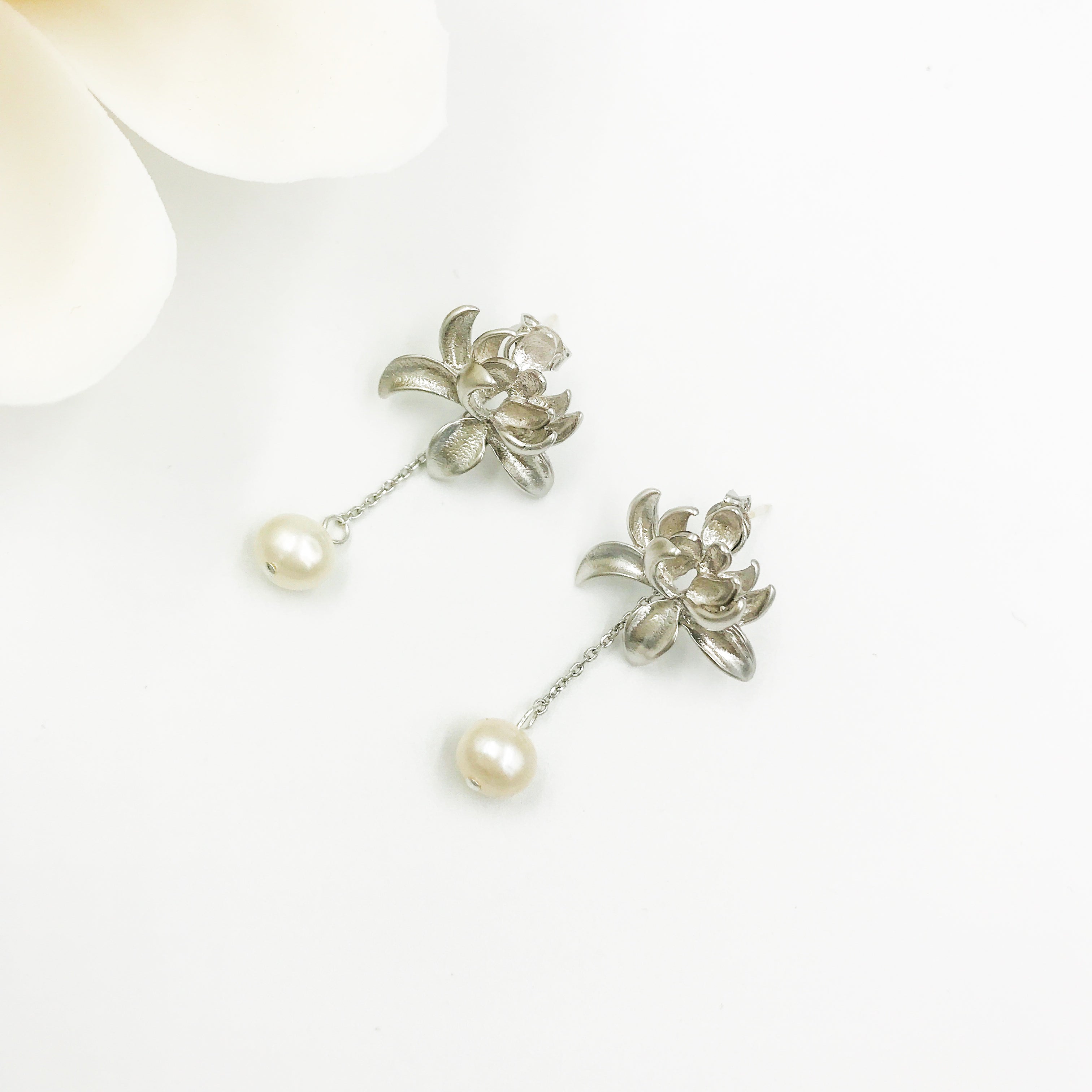 Chanel Faux Pearl Clover Clip-on earrings White Metal ref.91219 - Joli  Closet